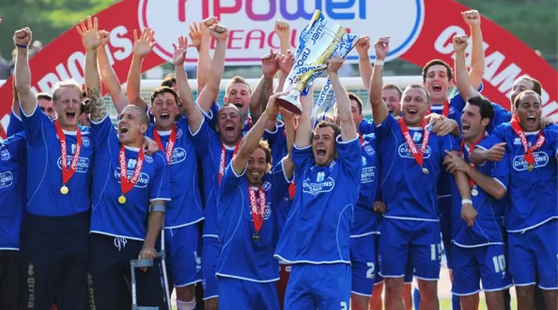 Brighton Hove Albion: Lịch sử, danh hiệu và những huyền thoại 2 Brighton vô địch Giải hạng Ba mùa giải 2000 - 2001