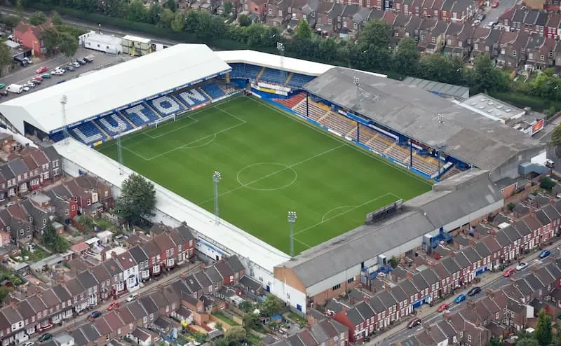 Luton Town: Lịch sử đội bóng của Thợ Làm Mũ nước Anh 3 Sân bóng Kenilworth Road của Luton Town